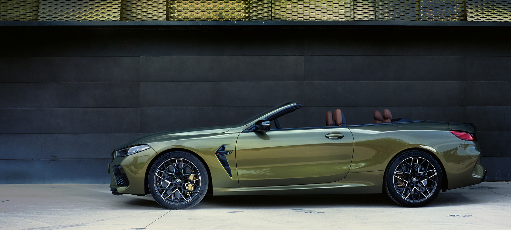 BMW M8 Competition Cabrio F91 LCI Facelift 2022, BMW Individual Brass metallic, вид сбоку в статике с открытой дверью и женщиной