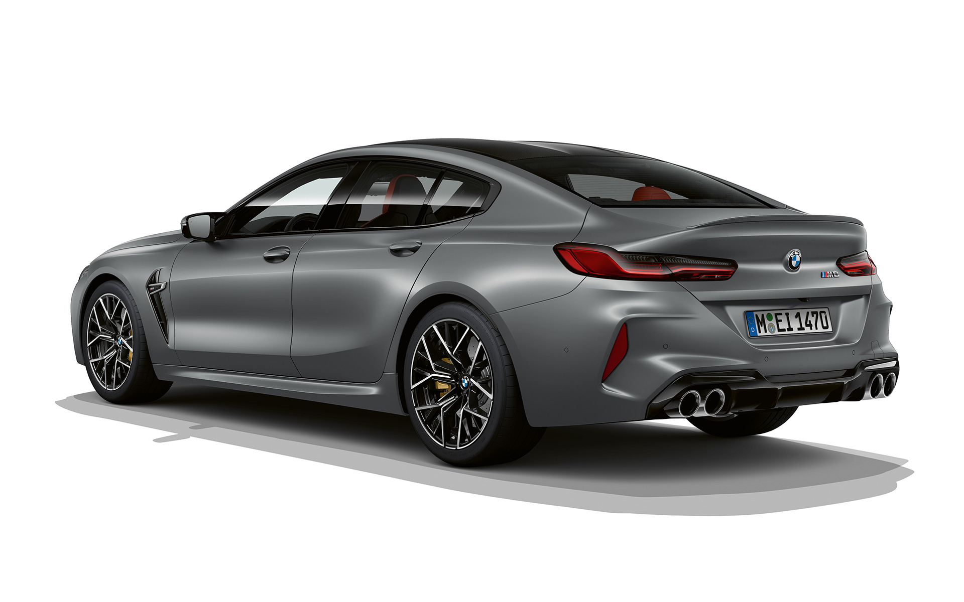 BMW M8 Gran Coupe F93 LCI Facelift 2022, BMW Individual Морозный Чистый Серый металлик, вид сзади в три четверти