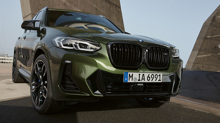 BMW X3 M G01 LCI Facelift 2021 в цвете Malachite Green металлик, вид спереди на месте